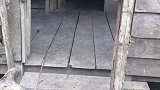 正在逐渐接受现代文明的部落族人！