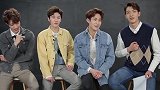灵超军训结束与同学合影曝光，穿迷彩服手拿枪支酷帅十足