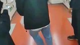 为了赶晚上寝室门禁，男生从出地铁门开始狂飙