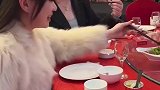 两个女生搂席“顺烟”