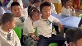 小女孩和小男孩撒娇，没想到被妈妈发现不好意思