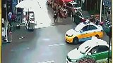 一条流浪狗跑到市区，见人就咬，监控拍下惊险一幕