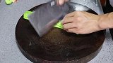 又到了吃苦瓜的季节，教大家一道豆豉苦瓜的做法，口感脆爽味道正