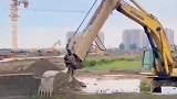 百米深的大坑，全靠这台可伸缩挖机挖