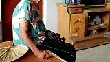 83岁奶奶给孙子孙女买衣服，两人穿上展示