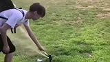 这个小伙子真的是太无聊了，能无聊的玩起了这个，这下尴尬了吧！
