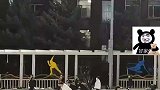 高校室外滑冰场上，师生集体变身陀螺