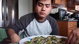 越南小伙吃扇贝，佐料加了不少，吃起来很对胃口