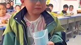 男孩口罩被同学误扔后，老师拿来成人口罩，他向老师哭诉
