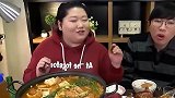韩国胖妞带男性朋友吃部队火锅，幸福甜蜜