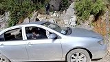 光头哥藐视湖北车神，被抓上车，180度原地掉头炫技，光头吐了