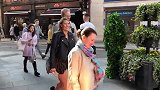 男子在街头伪装成草人捉弄路人，真的是太贱了