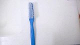 哥哥照顾小蓝洗脸刷牙，穿上好看的衣服去上学