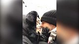 暴击！卡卡与女友秀恩爱发狗粮 鼻子蹭鼻子爱意满满
