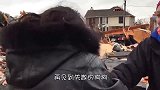 老虎多年后再见恩人，竟猛地扑了上去，一口咬住她的头