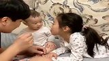为了让宝宝喊爸爸，爸爸无奈使出绝招，看完别笑！