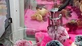 小娃娃机也能通过甩爪把娃娃夹出来