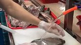工人处理鱼儿，不到几秒做到骨肉分离
