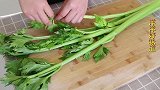 芹菜加1块豆腐，真是太好吃了，鲜香入味，好吃到汤汁都不剩