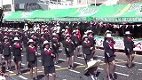 西班牙的丝袜女兵走正步，捂住嘴不要笑