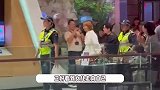 孙燕姿7岁女儿罕见露面，被妈妈一把抱在怀中，混血长相超可爱