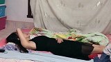 妈妈正躺着休息，熊孩子竟模仿小魔仙恶整她，这是有多皮