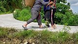 凭什么我要让着你俩