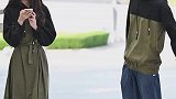 帮女生提包是值得的，因为你永远不知道女生心里想什么？