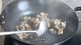 爆炒田鸡做法原来这么简单,出锅外香里嫩,好吃又下饭