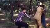 史上最欠揍的铜人，把美女直接塞垃圾桶里，原谅我忍不住笑了