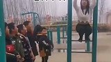 老师给你们露一手，学生：有真功夫，就是水花有点大