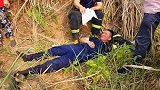 四川成都：暖心！消防员救援累瘫，成都嬢嬢帮忙扇风降温