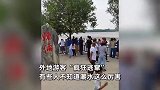 游客钱塘江分支观潮时被冲倒，潮水瞬间越过栏杆涌上岸，多人疯狂逃窜