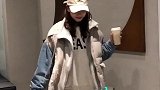 这个小姐姐真会穿，短款羽绒服搭配休闲裤，真的是百搭又时尚呢