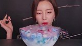 小姐姐吃一大碗咕咕冒气的冰球，头发上插的树枝是怎么回事