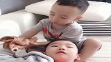 回家看到这一幕，宝宝为哥哥全方位服务，这是生了个小保姆吗