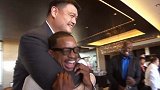 姚明弗老大见面亲切相拥 旁边兰德里笑出了大白牙