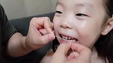 女儿换乳牙，爸爸要帮忙，结果被女儿死亡凝视，再敢动手一个试试