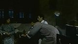 少妇来到老板的房间，老板仗势欺人，直接强吻上去