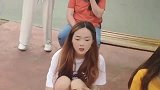 大四毕业生来操场卖东西, 一个暖瓶仅需八块钱, 太实惠了