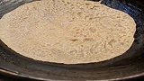 这就是韩国人常吃的街头小吃：泡菜薄饼，看看怎么样