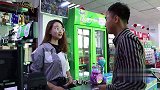 老板娘不想找零钱，让小伙随便拿东西，小伙专挑贵的拿