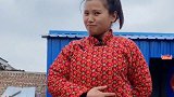 儿媳妇给家人表演才艺，古灵精怪的表情充满喜感，全家人都被她逗