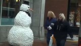 街头雪人恶作剧，藏在雪人模型内捉弄路人，美女被吓惨了