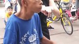 最近这个大爷火了,真是宝刀未老啊,小姐姐都自愧不如!