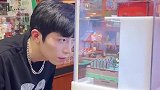 这位帅哥要是能像看玩具一样这么认真看我就好了帅哥