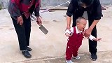 奶奶在后面拿着菜刀追