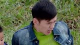 老师为了保护学生，屁股被毒蛇咬伤