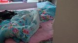 小女孩恶搞奶奶，把蟑螂放奶奶床上，这操作全网第一，奶奶吓坏了