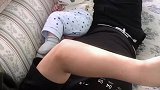 宝宝静静的躺在爸爸的身上，宝贝好乖好可爱